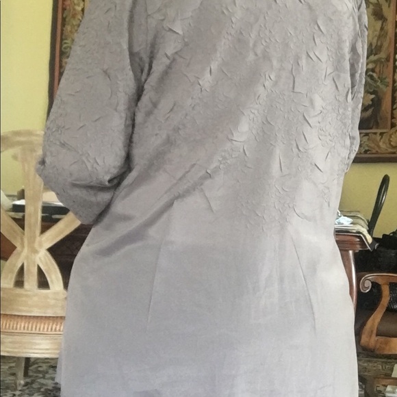 Chico’s Long Hi Low Button Shirt Gray Design - Picture 3 of 5